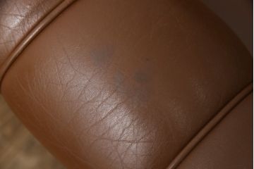 ヴィンテージ家具　デンマークビンテージ　本革　クラシカルな佇まいが魅力の3人掛けソファ(3Pソファ、三人掛けソファ)(R-050554)