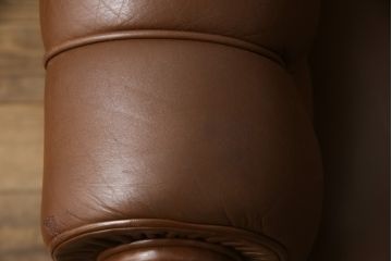 ヴィンテージ家具　デンマークビンテージ　本革　クラシカルな佇まいが魅力の3人掛けソファ(3Pソファ、三人掛けソファ)(R-050554)