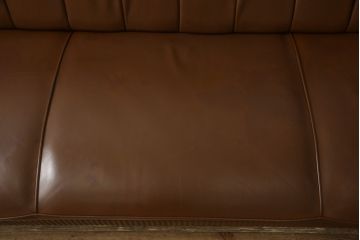 ヴィンテージ家具　デンマークビンテージ　本革　クラシカルな佇まいが魅力の3人掛けソファ(3Pソファ、三人掛けソファ)(R-050554)