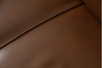 ヴィンテージ家具　デンマークビンテージ　本革　クラシカルな佇まいが魅力の3人掛けソファ(3Pソファ、三人掛けソファ)(R-050554)