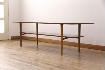 ヴィンテージ家具　北欧ビンテージ　棚板付きが便利!天板と棚板のデザインがリンクしているおしゃれな横長テーブル(リビングテーブル、センターテーブル、ローテーブル)(R-050556)