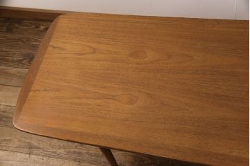 ヴィンテージ家具　北欧ビンテージ　棚板付きが便利!天板と棚板のデザインがリンクしているおしゃれな横長テーブル(リビングテーブル、センターテーブル、ローテーブル)(R-050556)