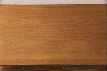 ヴィンテージ家具　北欧ビンテージ　棚板付きが便利!天板と棚板のデザインがリンクしているおしゃれな横長テーブル(リビングテーブル、センターテーブル、ローテーブル)(R-050556)
