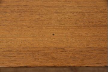 ヴィンテージ家具　北欧ビンテージ　棚板付きが便利!天板と棚板のデザインがリンクしているおしゃれな横長テーブル(リビングテーブル、センターテーブル、ローテーブル)(R-050556)