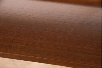 ヴィンテージ家具　北欧ビンテージ　棚板付きが便利!天板と棚板のデザインがリンクしているおしゃれな横長テーブル(リビングテーブル、センターテーブル、ローテーブル)(R-050556)