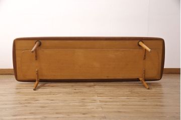ヴィンテージ家具　北欧ビンテージ　棚板付きが便利!天板と棚板のデザインがリンクしているおしゃれな横長テーブル(リビングテーブル、センターテーブル、ローテーブル)(R-050556)