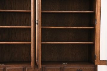 ヴィンテージ家具　インテリアえぞ(EZO)製　えぞ民芸　ナラ材　扉の凝ったつくりが魅力的な上手物のカップボード(食器棚、収納棚、キャビネット、陳列棚、ビンテージ)(R-050574)