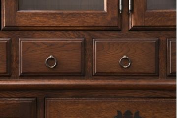 ヴィンテージ家具　インテリアえぞ(EZO)製　えぞ民芸　ナラ材　扉の凝ったつくりが魅力的な上手物のカップボード(食器棚、収納棚、キャビネット、陳列棚、ビンテージ)(R-050574)