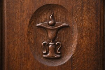 ヴィンテージ家具　インテリアえぞ(EZO)製　えぞ民芸　ナラ材　扉の凝ったつくりが魅力的な上手物のカップボード(食器棚、収納棚、キャビネット、陳列棚、ビンテージ)(R-050574)