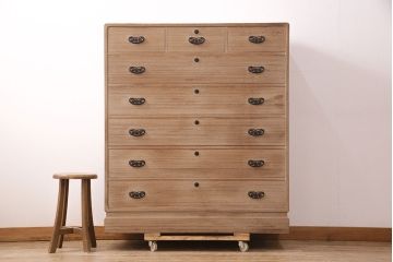 中古　国産　透かしの引手金具が魅力!上品な佇まいの総桐箪笥(整理タンス、小抽タンス、衣装箪笥、桐たんす)(R-050575)