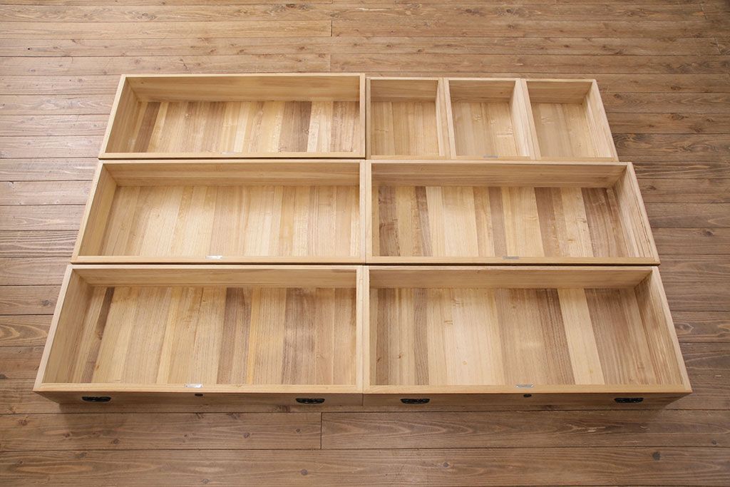 中古　国産　透かしの引手金具が魅力!上品な佇まいの総桐箪笥(整理タンス、小抽タンス、衣装箪笥、桐たんす)(R-050575)