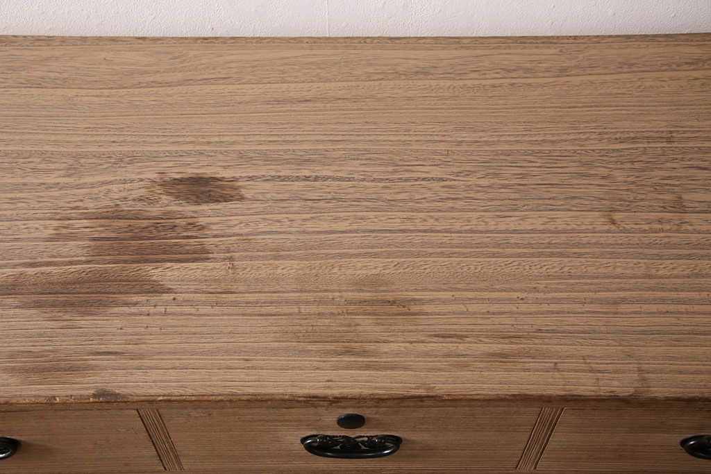 中古　国産　透かしの引手金具が魅力!上品な佇まいの総桐箪笥(整理タンス、小抽タンス、衣装箪笥、桐たんす)(R-050575)