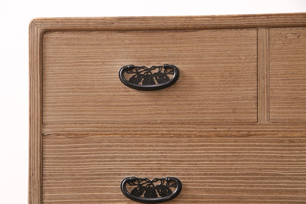 中古　国産　透かしの引手金具が魅力!上品な佇まいの総桐箪笥(整理タンス、小抽タンス、衣装箪笥、桐たんす)(R-050575)