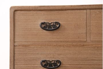 中古　国産　透かしの引手金具が魅力!上品な佇まいの総桐箪笥(整理タンス、小抽タンス、衣装箪笥、桐たんす)(R-050575)