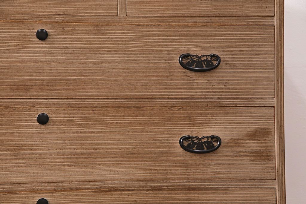 中古　国産　透かしの引手金具が魅力!上品な佇まいの総桐箪笥(整理タンス、小抽タンス、衣装箪笥、桐たんす)(R-050575)