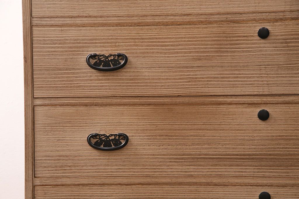 中古　国産　透かしの引手金具が魅力!上品な佇まいの総桐箪笥(整理タンス、小抽タンス、衣装箪笥、桐たんす)(R-050575)