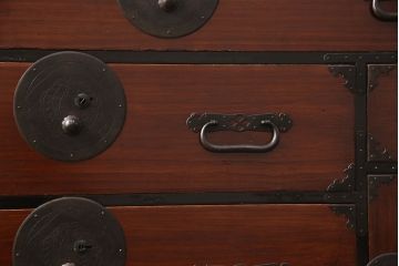 アンティーク家具　明治大正期　桐材　上手物!漆塗りの綺麗な最上箪笥(和タンス、衣装箪笥、収納タンス、桐箪笥、桐たんす)(R-050576)