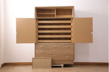 中古　広島・府中家具　衣装盆付き　繊細なデザインの金具が魅力!上品な佇まいの総桐箪笥(胴厚、四方丸)(和タンス、衣装箪笥、着物箪笥、桐たんす)(定価約120万円)(R-050577)