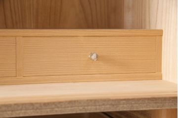 中古　広島・府中家具　衣装盆付き　繊細なデザインの金具が魅力!上品な佇まいの総桐箪笥(胴厚、四方丸)(和タンス、衣装箪笥、着物箪笥、桐たんす)(定価約120万円)(R-050577)