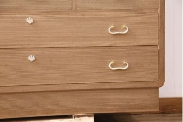 中古　広島・府中家具　衣装盆付き　繊細なデザインの金具が魅力!上品な佇まいの総桐箪笥(胴厚、四方丸)(和タンス、衣装箪笥、着物箪笥、桐たんす)(定価約120万円)(R-050577)