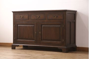 中古　高級　イギリス輸入家具　Royal antique collection(ロイヤル・アンティーク・コレクション)　オーク材　扉や引き出しの凝ったつくりが魅力!重厚感のあるアンティーク調サイドボード(サイドキャビネット、収納棚)(R-050579)