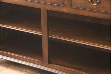 中古　高級　イギリス輸入家具　Royal antique collection(ロイヤル・アンティーク・コレクション)　オーク材　扉や引き出しの凝ったつくりが魅力!重厚感のあるアンティーク調サイドボード(サイドキャビネット、収納棚)(R-050579)