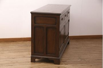 中古　高級　イギリス輸入家具　Royal antique collection(ロイヤル・アンティーク・コレクション)　オーク材　扉や引き出しの凝ったつくりが魅力!重厚感のあるアンティーク調サイドボード(サイドキャビネット、収納棚)(R-050579)