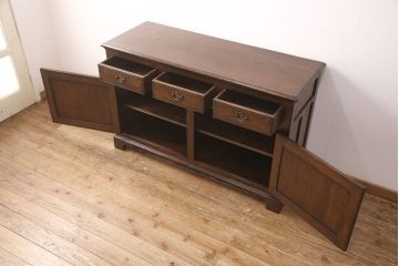 中古　高級　イギリス輸入家具　Royal antique collection(ロイヤル・アンティーク・コレクション)　オーク材　扉や引き出しの凝ったつくりが魅力!重厚感のあるアンティーク調サイドボード(サイドキャビネット、収納棚)(R-050579)
