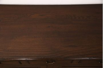 中古　高級　イギリス輸入家具　Royal antique collection(ロイヤル・アンティーク・コレクション)　オーク材　扉や引き出しの凝ったつくりが魅力!重厚感のあるアンティーク調サイドボード(サイドキャビネット、収納棚)(R-050579)