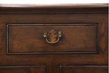 中古　高級　イギリス輸入家具　Royal antique collection(ロイヤル・アンティーク・コレクション)　オーク材　扉や引き出しの凝ったつくりが魅力!重厚感のあるアンティーク調サイドボード(サイドキャビネット、収納棚)(R-050579)