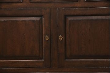 中古　高級　イギリス輸入家具　Royal antique collection(ロイヤル・アンティーク・コレクション)　オーク材　扉や引き出しの凝ったつくりが魅力!重厚感のあるアンティーク調サイドボード(サイドキャビネット、収納棚)(R-050579)
