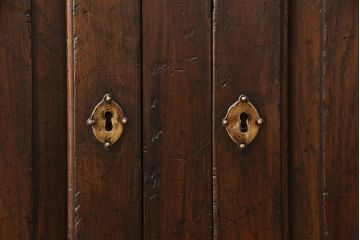 中古　高級　イギリス輸入家具　Royal antique collection(ロイヤル・アンティーク・コレクション)　オーク材　扉や引き出しの凝ったつくりが魅力!重厚感のあるアンティーク調サイドボード(サイドキャビネット、収納棚)(R-050579)