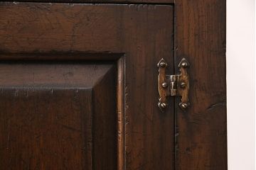 中古　高級　イギリス輸入家具　Royal antique collection(ロイヤル・アンティーク・コレクション)　オーク材　扉や引き出しの凝ったつくりが魅力!重厚感のあるアンティーク調サイドボード(サイドキャビネット、収納棚)(R-050579)