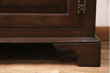 中古　高級　イギリス輸入家具　Royal antique collection(ロイヤル・アンティーク・コレクション)　オーク材　扉や引き出しの凝ったつくりが魅力!重厚感のあるアンティーク調サイドボード(サイドキャビネット、収納棚)(R-050579)