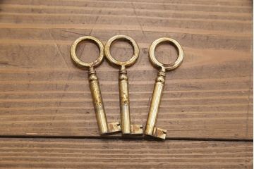 中古　高級　イギリス輸入家具　Royal antique collection(ロイヤル・アンティーク・コレクション)　オーク材　扉や引き出しの凝ったつくりが魅力!重厚感のあるアンティーク調サイドボード(サイドキャビネット、収納棚)(R-050579)
