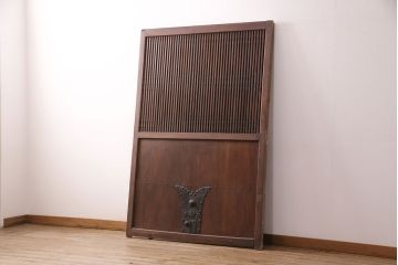 アンティーク建具　明治大正期　総ケヤキ材　細やかな意匠が施された立派な金具が目を引く格子蔵戸(玄関戸、引き戸、建具)(R-050581)
