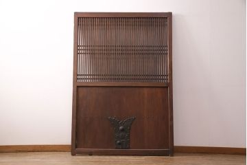 アンティーク建具　明治大正期　総ケヤキ材　細やかな意匠が施された立派な金具が目を引く格子蔵戸(玄関戸、引き戸、建具)(R-050581)