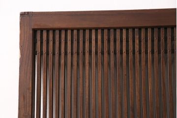 アンティーク建具　明治大正期　総ケヤキ材　細やかな意匠が施された立派な金具が目を引く格子蔵戸(玄関戸、引き戸、建具)(R-050581)