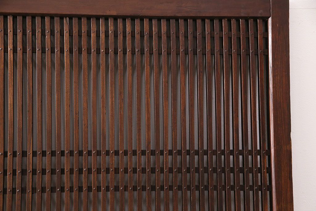 アンティーク建具　明治大正期　総ケヤキ材　細やかな意匠が施された立派な金具が目を引く格子蔵戸(玄関戸、引き戸、建具)(R-050581)