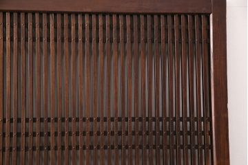 アンティーク建具　明治大正期　総ケヤキ材　細やかな意匠が施された立派な金具が目を引く格子蔵戸(玄関戸、引き戸、建具)(R-050581)