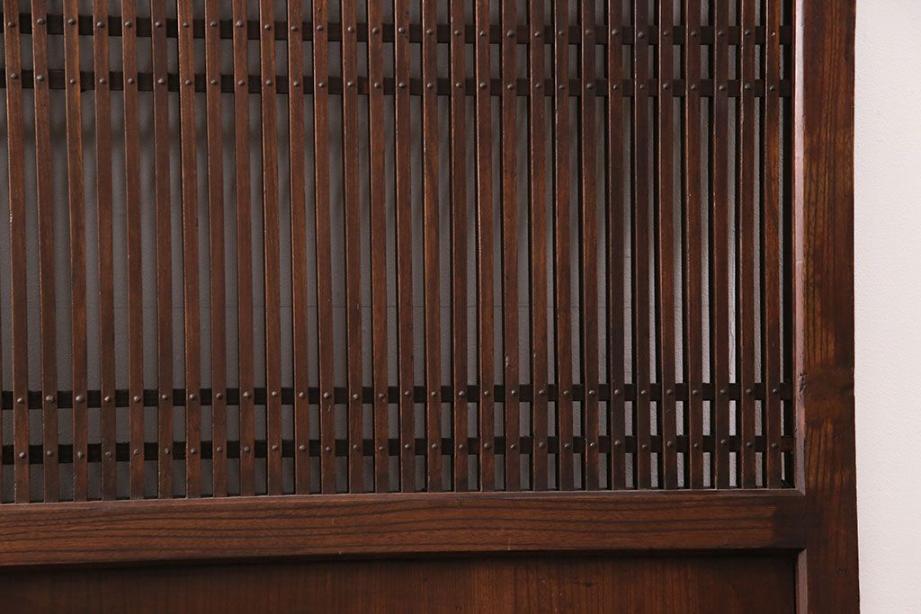 アンティーク建具　明治大正期　総ケヤキ材　細やかな意匠が施された立派な金具が目を引く格子蔵戸(玄関戸、引き戸、建具)(R-050581)