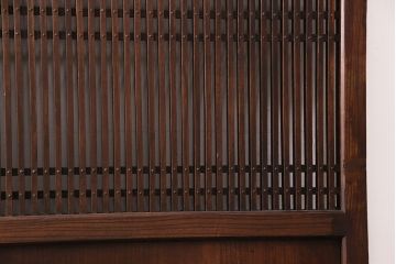 アンティーク建具　明治大正期　総ケヤキ材　細やかな意匠が施された立派な金具が目を引く格子蔵戸(玄関戸、引き戸、建具)(R-050581)