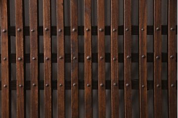 アンティーク建具　明治大正期　総ケヤキ材　細やかな意匠が施された立派な金具が目を引く格子蔵戸(玄関戸、引き戸、建具)(R-050581)