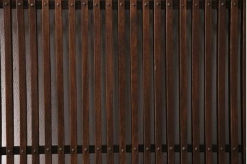 アンティーク建具　明治大正期　総ケヤキ材　細やかな意匠が施された立派な金具が目を引く格子蔵戸(玄関戸、引き戸、建具)(R-050581)