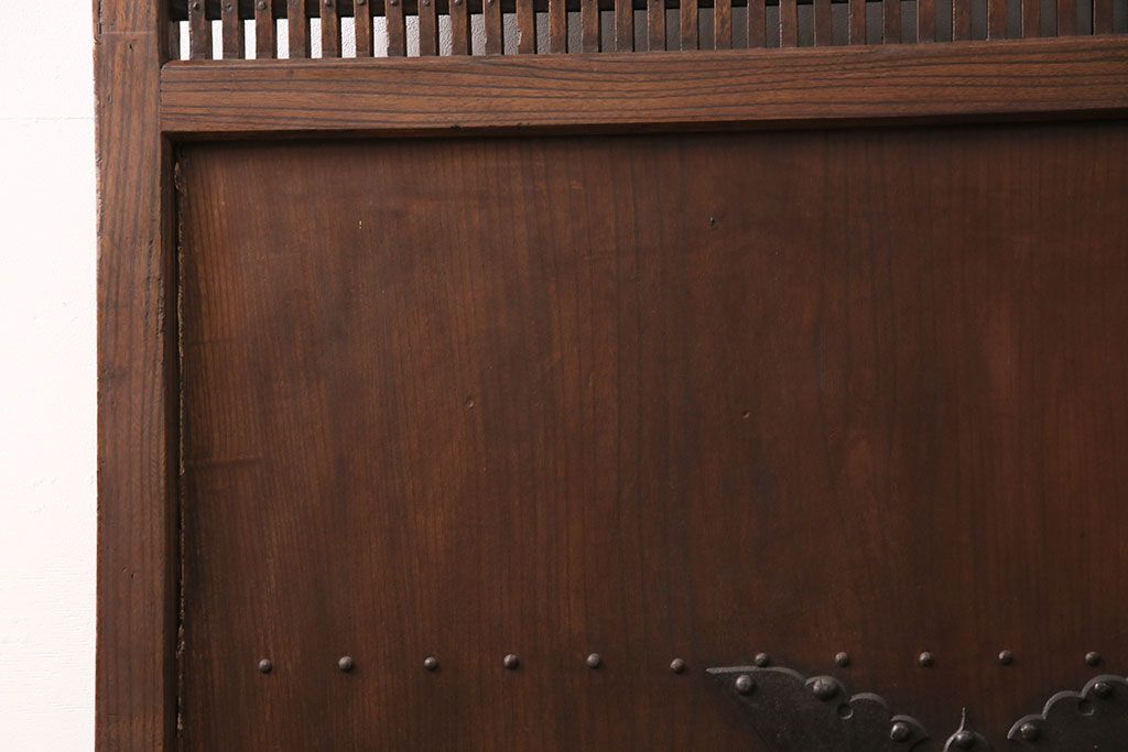 アンティーク建具　明治大正期　総ケヤキ材　細やかな意匠が施された立派な金具が目を引く格子蔵戸(玄関戸、引き戸、建具)(R-050581)