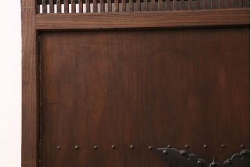 アンティーク建具　明治大正期　総ケヤキ材　細やかな意匠が施された立派な金具が目を引く格子蔵戸(玄関戸、引き戸、建具)(R-050581)