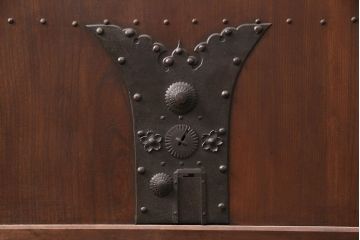 アンティーク建具　明治大正期　総ケヤキ材　細やかな意匠が施された立派な金具が目を引く格子蔵戸(玄関戸、引き戸、建具)(R-050581)