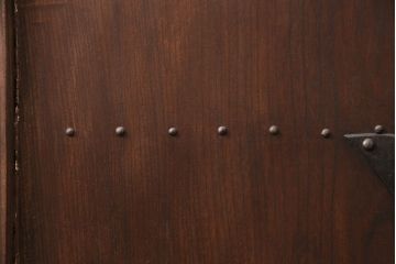 アンティーク建具　明治大正期　総ケヤキ材　細やかな意匠が施された立派な金具が目を引く格子蔵戸(玄関戸、引き戸、建具)(R-050581)