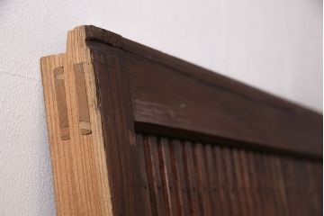 アンティーク建具　明治大正期　総ケヤキ材　細やかな意匠が施された立派な金具が目を引く格子蔵戸(玄関戸、引き戸、建具)(R-050581)