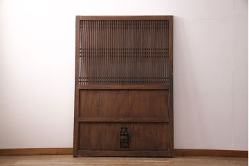 アンティーク建具　明治大正期　総ケヤキ材　細やかな意匠が施された立派な金具が目を引く格子蔵戸(玄関戸、引き戸、建具)(R-050581)